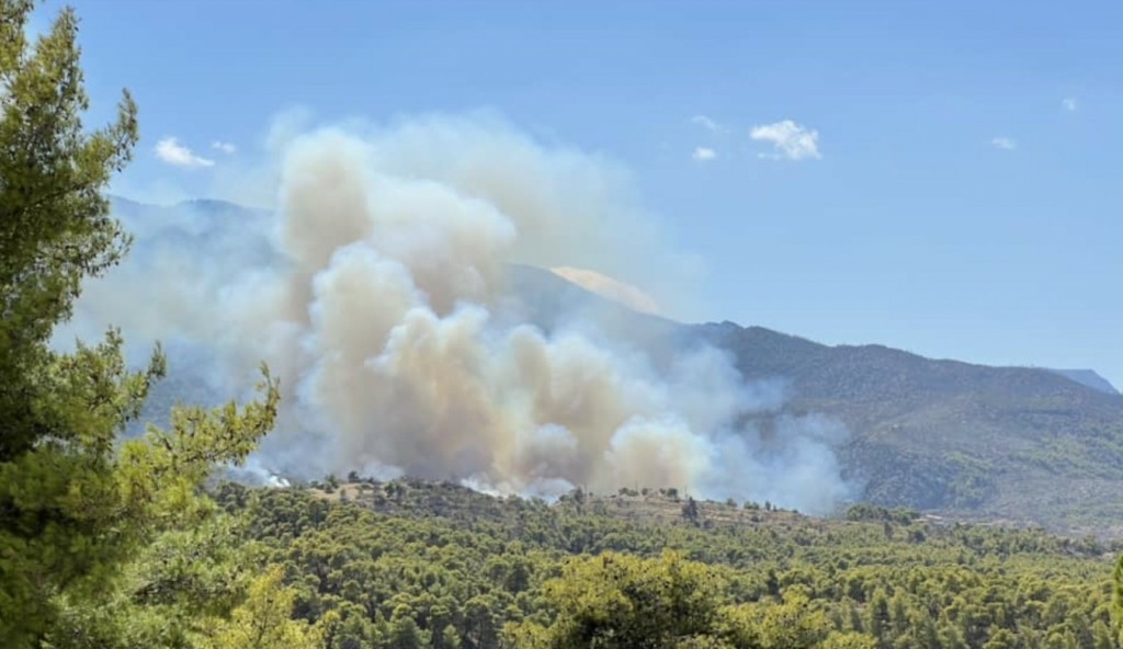 Φωτιά στο Νέο Μάζι Μεγάρων – Ήχησε το “112” για εκκένωση